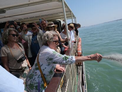 Pepa Ramis, viuda de Caballero Bonald, esparciendo las cenizas del escritor en la desembocadura del Guadalquivir.