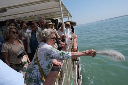 Pepa Ramis, viuda de Caballero Bonald, esparciendo las cenizas del escritor en la desembocadura del Guadalquivir.