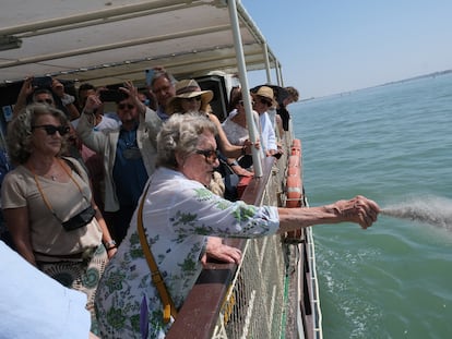 Pepa Ramis, viuda de Caballero Bonald, esparciendo las cenizas del escritor en la desembocadura del Guadalquivir.