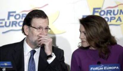 La secretaria general del PP y presidenta de Castilla-La Mancha, María Dolores de Cospedal, conversa con el jefe del Ejecutivo, Maria Rajoy. EFE/Archivo