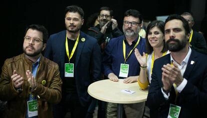 Gabriel Rufián (segundo por la izquierda), siguiendo los resultados.