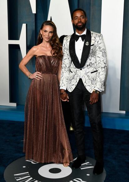 Los actores Jay Ellis y Nina, en la fiesta de Vanity Fair. Él optó por un esmoquin estampado de Dolce & Gabbana.