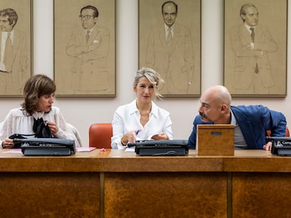 Yolanda Díaz, en el centro, acompañada de la portavoz parlamentaria, Marta Lois, y el secretario general del grupo, Txema Guijarro.