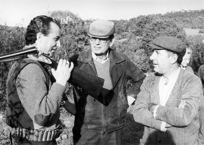 El escritor Miguel Delibes (en el centro), junto a los actores Juan Diego  (a la izquierda) y Alfredo Landa, durante el rodaje de la pelicula 'Los santos inocentes', en 1984.