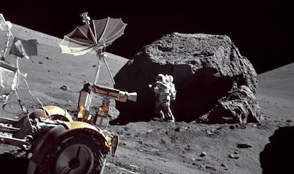 El astronauta Harrison Schmitt recogiendo muestras de roca en la Luna