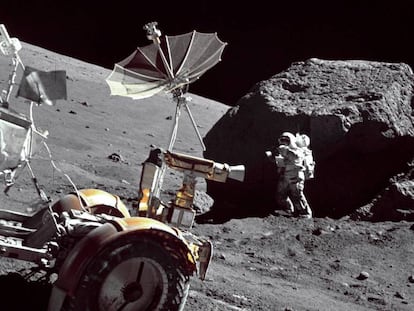 El astronauta Harrison Schmitt recogiendo muestras de roca en la Luna