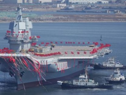 El buque cuenta con mayor espacio de hangar y de cubierta que su predecesor, el Liaoning