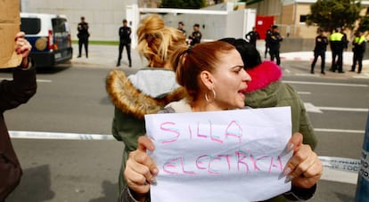 Manifestantes ante los juzgados Almería.