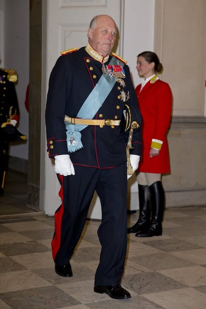 Harald of Noruega también ha acudido solo a la cena de gala, sin la compañía de su esposa la reina Sonia.