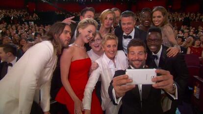 La docena de actores y actrices (entre los que se encuentra Pitt) que formaron parte de la 'selfie' tomada por Ellen DeGeneres en los premios Oscar de 2014. La imagen batió el récord de retuits de ese año.