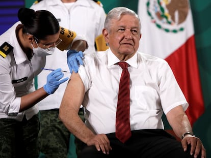 El presidente de México, Andrés Manuel López Obrador, recibe este martes la segunda dosis de la vacuna AstraZeneca.