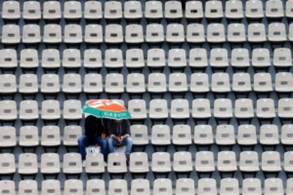 Dos espectadores se protegen de la lluvia en París.