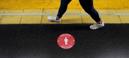 Una mujer en el metro de Madrid