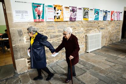 Dos mujeres acudían a votar al IES Rosalía de Castro, en Santiago, este domingo.