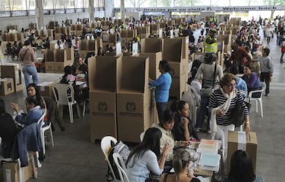 Ciudadanos votan en Medell&iacute;n, el pasado domingo.