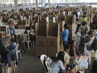 Ciudadanos votan en Medell&iacute;n, el pasado domingo.