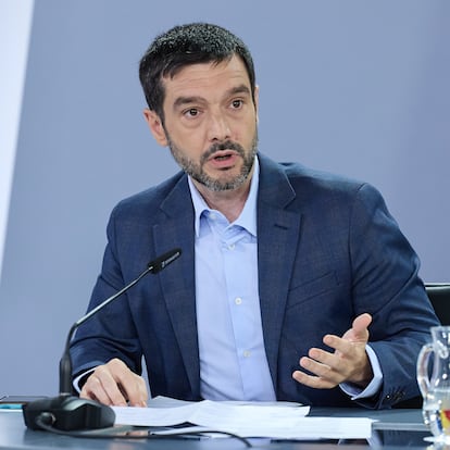 El ministro de Derechos Sociales, Consumo y Agenda 2030, Pablo Bustinduy, durante una rueda de prensa posterior a la reunión del Consejo de Ministros, en el Palacio de La Moncloa, a 15 de julio de 2025, en Madrid (España). El Consejo de Ministros ha aprobado, en segunda vuelta, el proyecto de ley para reformar la Ley de promoción de la Autonomía Personal y Atención a las Personas en Situación de Dependencia, y la Ley General de Derechos de las Personas con Discapacidad y de su Inclusión Social y ha autorizado repartir 783,2 millones de euros entre los gobiernos autonómicos para financiar el nivel acordado del Sistema para la Autonomía y Atención a la Dependencia (SAAD).
15 JULIO 2025
Jesús Hellín / Europa Press
15/07/2025