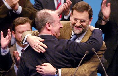 Rodrigo Rato y Mariano Rajoy en una acto del PP en Barcelona en 2004.