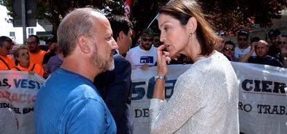 La ministra de Industria, Reyes Maroto, conversa con el presidente del Comité de Empresa de Vestas en León. José Enrique Gallego.