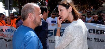 La ministra de Industria, Reyes Maroto, conversa con el presidente del Comit&eacute; de Empresa de Vestas en Le&oacute;n. Jos&eacute; Enrique Gallego.