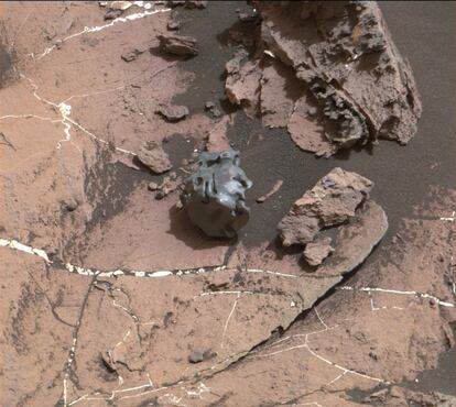 Meteorito de hierro y níquel identificado por Curiosity, del tamaño de una pelota de golf. El rover Opportunity ya había descubierto una buena colección de meteoritos en el extremo opuesto del planeta.