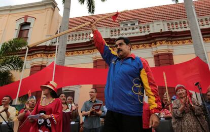 Maduro apoyado por sus seguidores, el jueves en Caracas