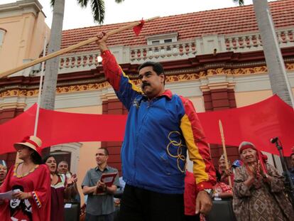Maduro apoyado por sus seguidores, el jueves en Caracas