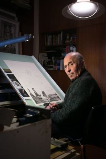 Joan Matato Filomeno posa a l'estudi de casa seva, on viu amb la seva dona des de fa 52 anys.
