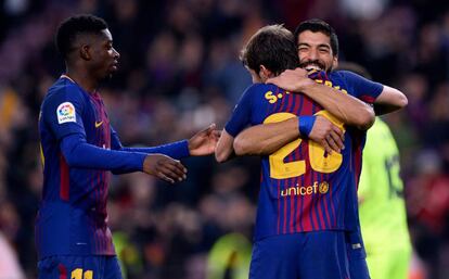 Dembélé, Sergi Roberto i Luis Suárez celebren un gol.