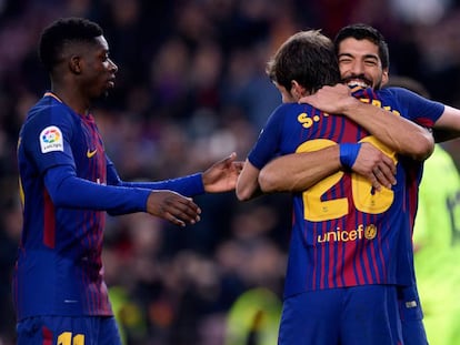 Dembélé, Sergi Roberto i Luis Suárez celebren un gol.