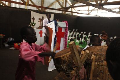 Servicio religioso en la iglesia del campo de refugiados de Gorom. Más de 2000 anuaks, un grupo indígena mayoritariamente cristiano del estado etíope rural de Gambella, han huido de la campaña de reubicación masiva de su gobierno.