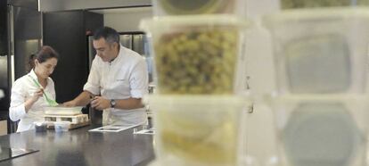 Elena Arzak e Igor Zalakain trabajando en el laboratorio de Arzak en Donostia.