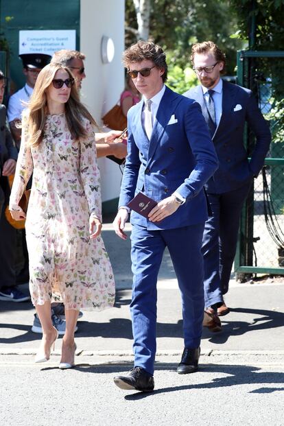 El actor Eddie Redmayne junto a su mujer la publicista Hannah Bagshawe camino a la final masculina de Wimbledon.