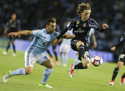 El centrocampista croata del Real Madrid Luka Modric, controla el balón junto a Jonny Castro, defensa del Celta de Vigo.