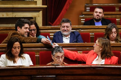 El portavoz de los Comuns, David Cid (i) muestra su móvil a la consejera Territorio, Sílvia Paneque (d), durante la pasada sesión de control en el Parlament.