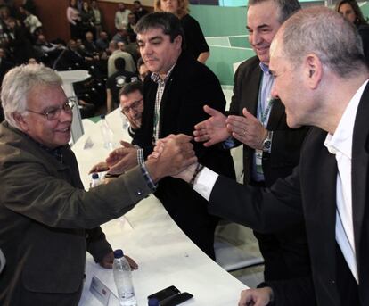 El ex presidente de Andalucía, que abandona hoy su cargo como secretario general del PSOE andaluz, Manuel Chaves, ha aprovechado su discurso para dar las gracias al ex presidente del Gobierno, Felipe González, por su respaldo.