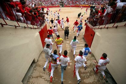 Los toros de la ganadería de Jandilla protagonizan el penúltimo encierro de los Sanfermines por las calles de Pamplona.