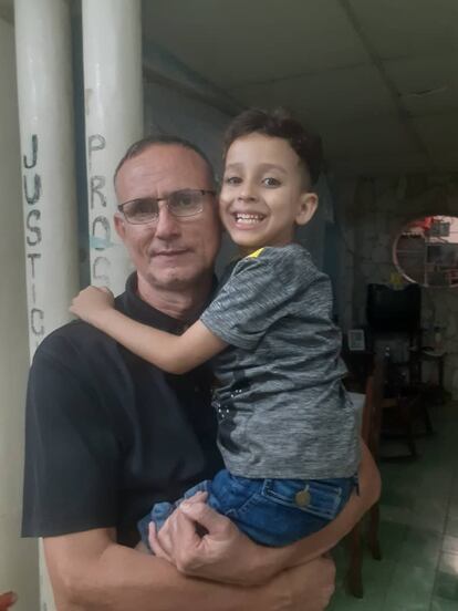 José Daniel Ferrer y su hijo Daniel José en su casa de Reparto Altamira en Santiago de Cuba.