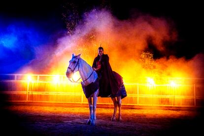 Humo, bengalas y un discurso, espada en mano, que tuvo que recitar desde todos los ángulos posibles mientras el director le pedía que no dejara de mover el caballo: “Esta espada significa lealtad, compromiso y fe / Una verdadera guerrera estudia cada derrota para convertirla en victoria la próxima vez / Mi entrega será siempre absoluta y nunca abandonaré / Porque en el corazón de una guerrera reside su fuerza/ Y si esta es verdadera, será imparable”, gritaba una y otra vez.