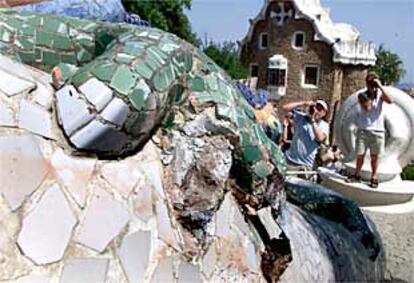 Los turistas continuaban ayer fotografiando la entrada del Parque Güell, pese a los destrozos causados por un grupo de vándalos.