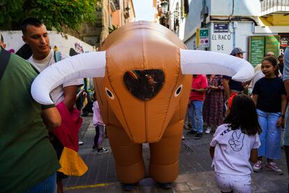 Un toro hinchable en el encierro infantil.