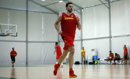 El jugador español Pau Gasol participa en un entrenamiento del equipo olímpico de baloncesto de España.