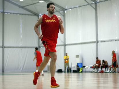 El jugador español Pau Gasol participa en un entrenamiento del equipo olímpico de baloncesto de España.