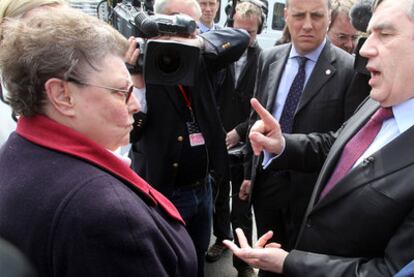 Gordon Brown intercambia opiniones con Gillian Duffy durante un acto de campaña en Rochdale, al norte de Manchester.