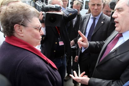 Gordon Brown intercambia opiniones con Gillian Duffy durante un acto de campaña en Rochdale, al norte de Manchester.