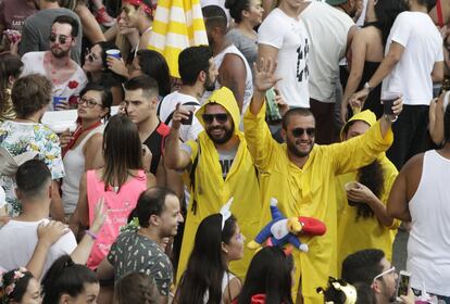 “Em razão do grande público no primeiro dia de desfile dos blocos de carnaval, a medida [fechamento da avenida à noite] está sendo adotada e visa garantir que a operação seja feita com segurança”, argumentou a Companhia de Engenharia de Tráfego (CET) em nota.