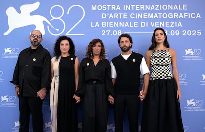 De izquierda a derecha, Amer Hlehel, Clara Khoury, Kaouther Ben Hania, Motaz Malhees y Saja Kilani durante el 'photocall' de 'La voz de Hind' en la 82ª edición del Festival Internacional de Cine de Venecia, el 3 de septiembre de 2025.