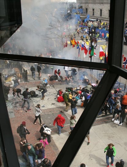 Momentos después de la segunda explosión de una bomba en la línea de meta durante la celebración del Maratón de Boston, (EE UU), 15 de abril de 2013.
