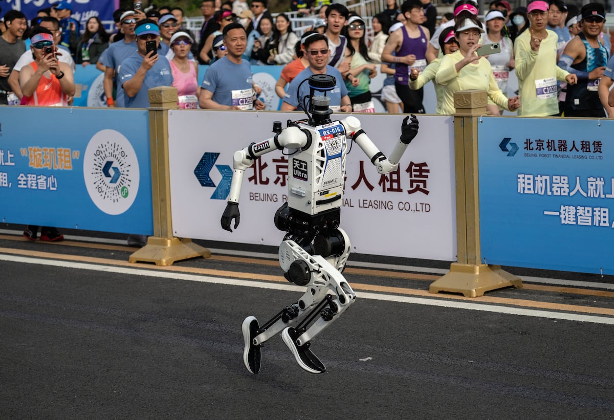 Los robots chinos pulverizan registros y arrasan a los humanos en el medio maratón de Pekín