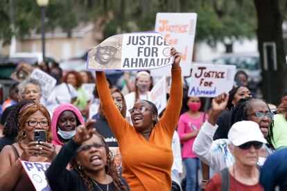 Manifestantes pidiendo justicia por la muerte del afroamericano Ahmaud Arbery, congregados el lunes 22 de noviembre cerca del tribunal de Brunswick.